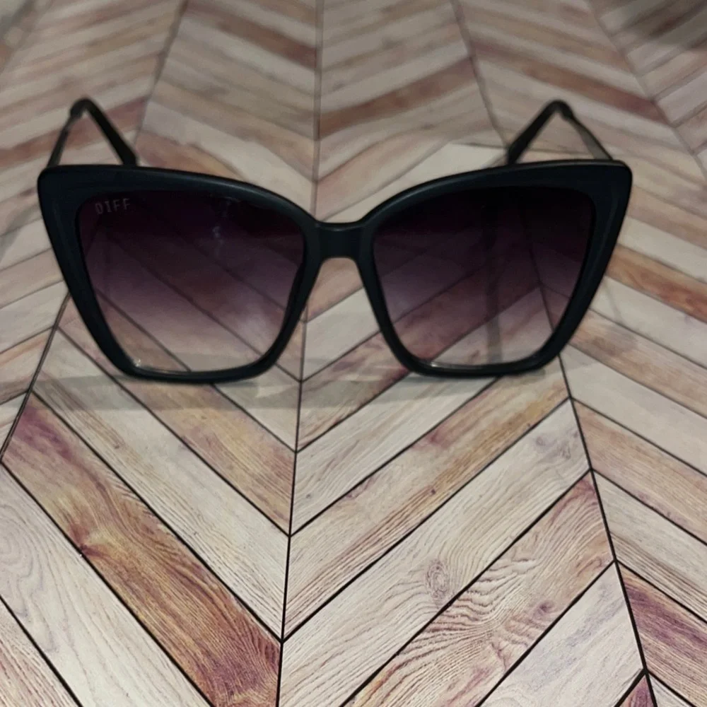 Diff eyewear oversized HEIDI Chic Black Cat-Eye Sunglasses gradient lenses